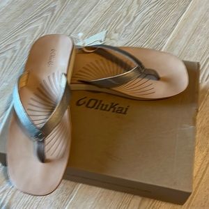 Olukai womens sandal NWT size 6